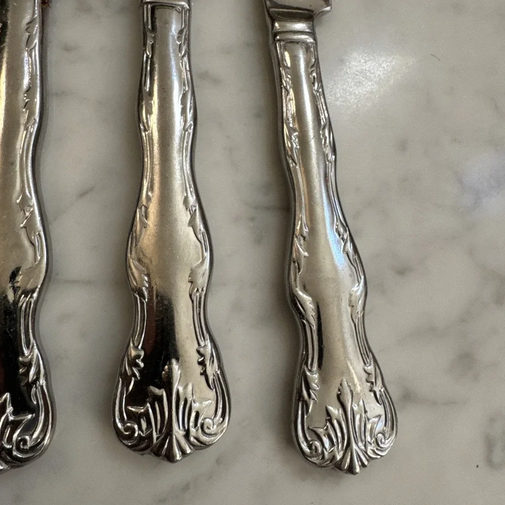 Reed Barton VICTORIA Dinner Knives Stainless Steel Glossy Scrolls Lot Of 4